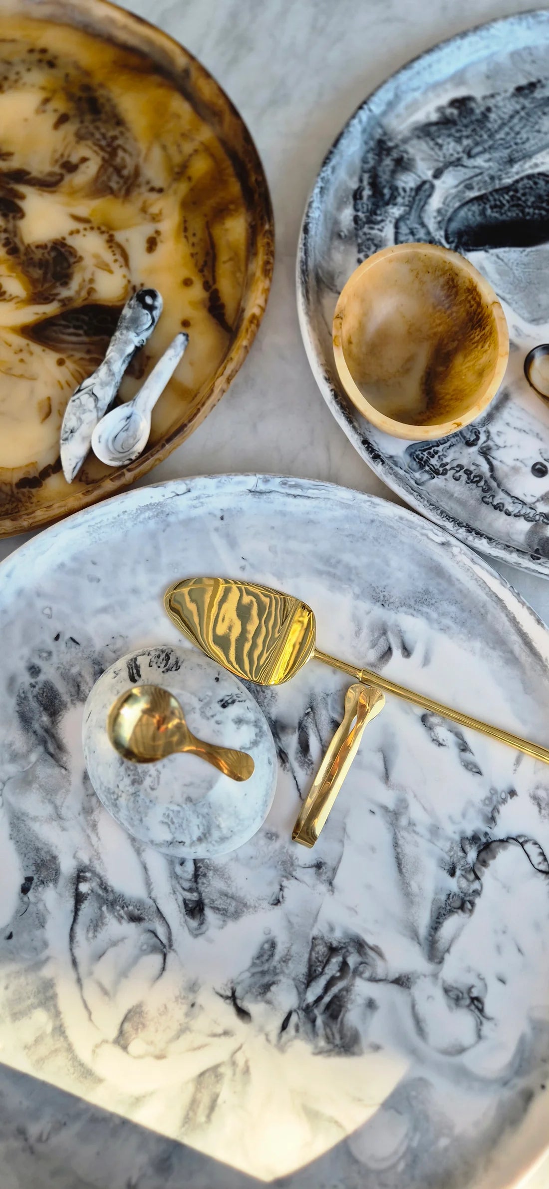 Resin Rimmed Platter XL - Perla (White Swirl)  **PRE ORDER**